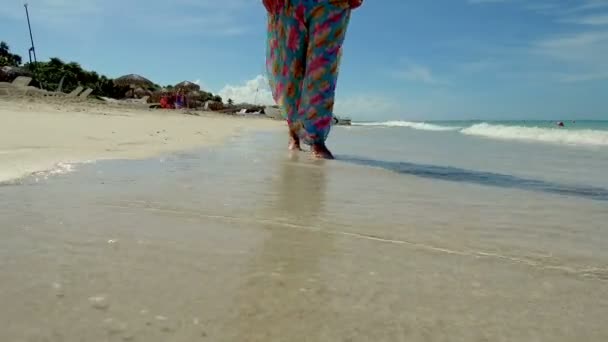 Patas Mujer Caminando Soleada Playa Varadero Cuba — Vídeo de stock