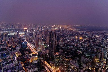 Bangkok, Tayland şehir merkezindeki birçok gökdelenin ve diğer binaların manzarası, geceleri yukarıdan. 22 Ocak 2020