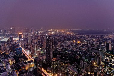 Bangkok, Tayland şehir merkezindeki birçok gökdelenin ve diğer binaların manzarası, geceleri yukarıdan. 22 Ocak 2020