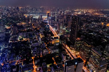 Bangkok, Tayland şehir merkezindeki birçok gökdelenin ve diğer binaların manzarası, geceleri yukarıdan. 22 Ocak 2020