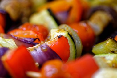 Sarımsak ve şifalı sebze pişirmek - kabak, domates, soğan, mantar ve biber - barbekü şişi