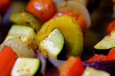 Sarımsak ve şifalı sebze pişirmek - kabak, domates, soğan, mantar ve biber - barbekü şişi