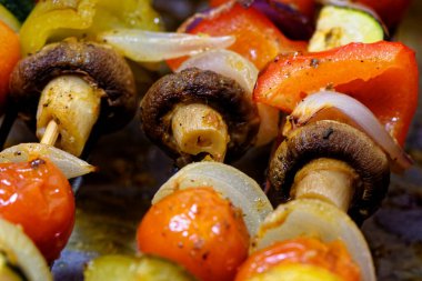 Sarımsak ve şifalı sebze pişirmek - kabak, domates, soğan, mantar ve biber - barbekü şişi