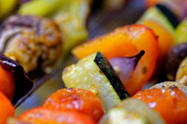 Sarımsak ve şifalı sebze pişirmek - kabak, domates, soğan, mantar ve biber - barbekü şişi