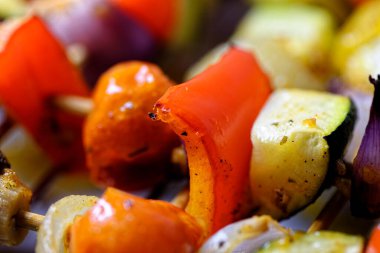 Sarımsak ve şifalı sebze pişirmek - kabak, domates, soğan, mantar ve biber - barbekü şişi