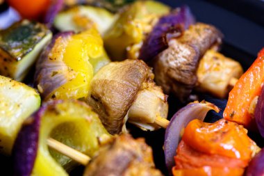 Sarımsak ve şifalı sebze pişirmek - kabak, domates, soğan, mantar ve biber - barbekü şişi