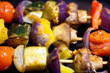 Sarımsak ve şifalı sebze pişirmek - kabak, domates, soğan, mantar ve biber - barbekü şişi