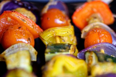 Sarımsak ve şifalı sebze pişirmek - kabak, domates, soğan, mantar ve biber - barbekü şişi