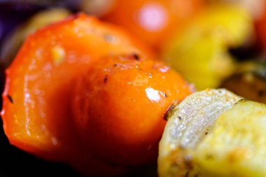 Sarımsak ve şifalı sebze pişirmek - kabak, domates, soğan, mantar ve biber - barbekü şişi