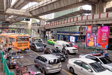Bangkok, Tayland, Şehir merkezinde trafik - Şehrin merkezinde Yoğun Rama I Yolu - 22 Ocak 2020