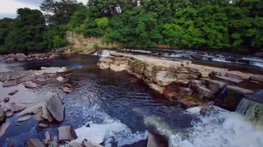 Richmond, North Yorkshire, İngiltere 'deki Swale Nehri' nin çağlayan şelalelerinin manzarası.
