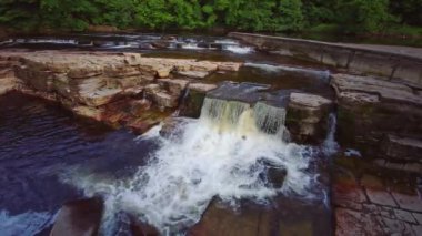 Richmond, North Yorkshire, İngiltere 'deki Swale Nehri' nin çağlayan şelalelerinin manzarası.
