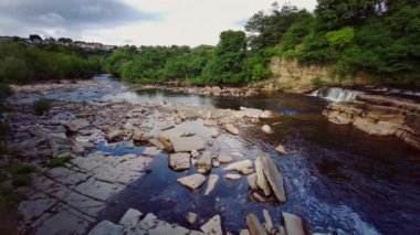 Richmond, North Yorkshire, İngiltere 'deki Swale Nehri' nin çağlayan şelalelerinin manzarası.