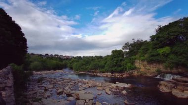 Richmond, North Yorkshire, İngiltere 'deki Swale Nehri' nin çağlayan şelalelerinin manzarası.