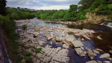 Richmond, North Yorkshire, İngiltere 'deki Swale Nehri' nin çağlayan şelalelerinin manzarası.