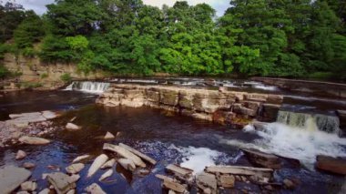 Richmond, North Yorkshire, İngiltere 'deki Swale Nehri' nin çağlayan şelalelerinin manzarası.