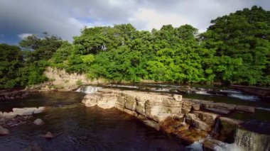 Richmond, North Yorkshire, İngiltere 'deki Swale Nehri' nin çağlayan şelalelerinin manzarası.