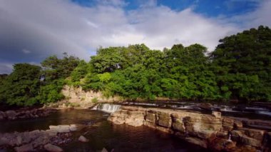 Richmond, North Yorkshire, İngiltere 'deki Swale Nehri' nin çağlayan şelalelerinin manzarası.