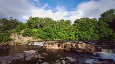 Richmond, North Yorkshire, İngiltere 'deki Swale Nehri' nin çağlayan şelalelerinin manzarası.