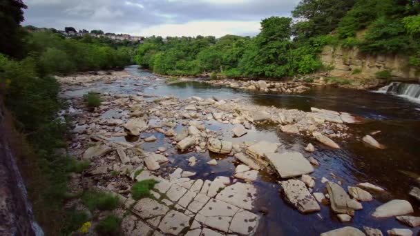 Naturskön Utsikt Över Kaskadformiga Vattenfallen Floden Swale Richmond North Yorkshire — Stockvideo