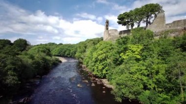Barnard Şatosu, 12. yüzyılda inşa edilmiş, County Durham, İngiltere 'de Tees Nehri kıyısında kurulmuş.