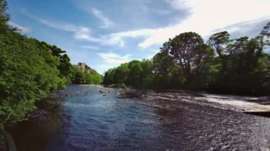 Barnard Şatosu, 12. yüzyılda inşa edilmiş, County Durham, İngiltere 'de Tees Nehri kıyısında kurulmuş.