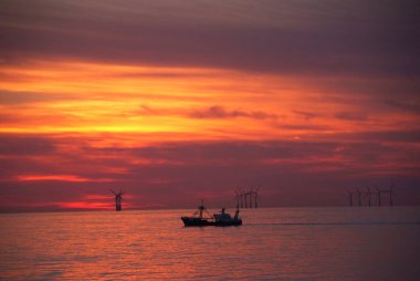Kuzey Denizi 'nde Eolian alanı ve rüzgar türbinleri. Rüzgar enerjisi dönüştürücüsü olarak da bilinir.