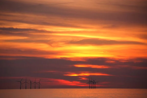 北海风力涡轮机中的风电场和风力涡轮机 或称为风能转换器 — 图库照片