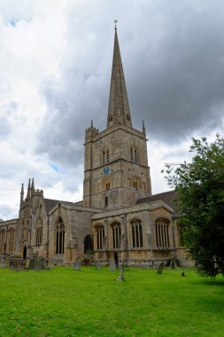 İngiltere, Oxfordshire 'daki Cotswold kasabasındaki Aziz John Kilisesi' nin yaz manzarası - 23 Ağustos 2020