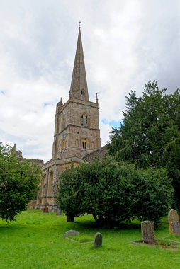 İngiltere, Oxfordshire 'daki Cotswold kasabasındaki Aziz John Kilisesi' nin yaz manzarası - 23 Ağustos 2020