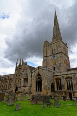 İngiltere, Oxfordshire 'daki Cotswold kasabasındaki Aziz John Kilisesi' nin yaz manzarası - 23 Ağustos 2020