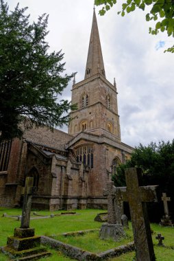 İngiltere, Oxfordshire 'daki Cotswold kasabasındaki Aziz John Kilisesi' nin yaz manzarası - 23 Ağustos 2020