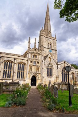 İngiltere, Oxfordshire 'daki Cotswold kasabasındaki Aziz John Kilisesi' nin yaz manzarası - 23 Ağustos 2020