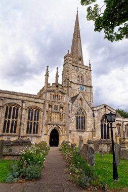 İngiltere, Oxfordshire 'daki Cotswold kasabasındaki Aziz John Kilisesi' nin yaz manzarası - 23 Ağustos 2020