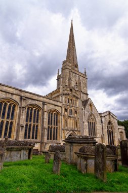 İngiltere, Oxfordshire 'daki Cotswold kasabasındaki Aziz John Kilisesi' nin yaz manzarası - 23 Ağustos 2020