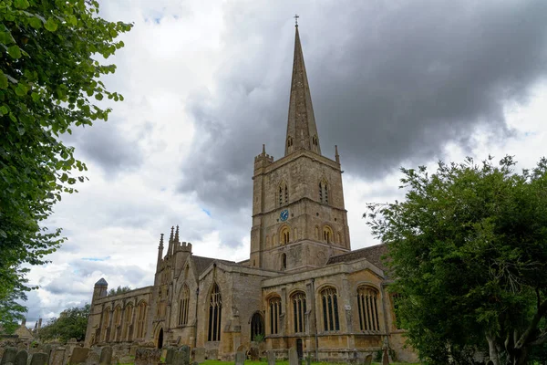 İngiltere, Oxfordshire 'daki Cotswold kasabasındaki Aziz John Kilisesi' nin yaz manzarası - 23 Ağustos 2020