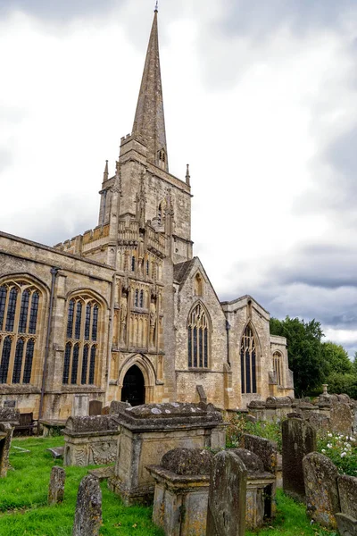 İngiltere, Oxfordshire 'daki Cotswold kasabasındaki Aziz John Kilisesi' nin yaz manzarası - 23 Ağustos 2020