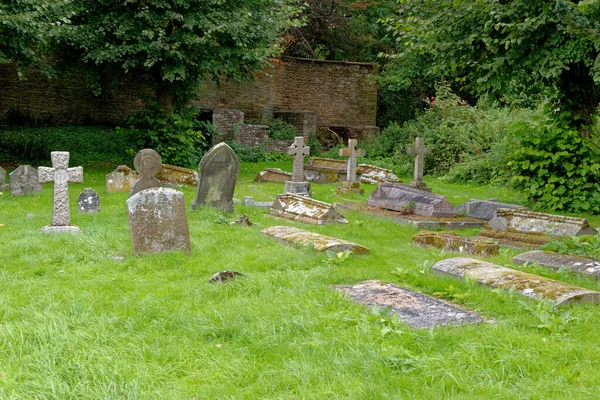 Cmentarz Dziedzińcu Kościoła Burford Średniowieczna Piękna Wioska Oxfordshire Anglia — Zdjęcie stockowe