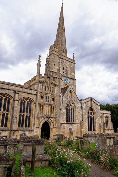 İngiltere, Oxfordshire 'daki Cotswold kasabasındaki Aziz John Kilisesi' nin yaz manzarası - 23 Ağustos 2020