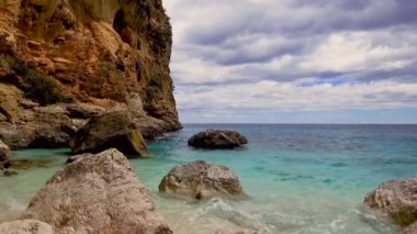 Cala Biriala, Baunei, Ogliastra - ünlü plaj. İtalya Sardinya Nuoro ili Orosei Körfezi Ulusal Parkı ve Gennargentu Cala Biriala Dünya Mirası olarak listelendi