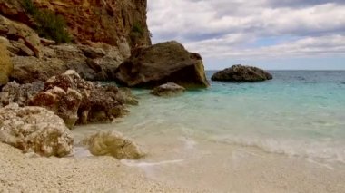 Cala Biriala, Baunei, Ogliastra - ünlü plaj. İtalya Sardinya Nuoro ili Orosei Körfezi Ulusal Parkı ve Gennargentu Cala Biriala Dünya Mirası olarak listelendi