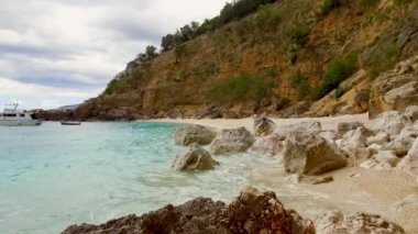 Cala Biriala, Baunei, Ogliastra - ünlü plaj. İtalya Sardinya Nuoro ili Orosei Körfezi Ulusal Parkı ve Gennargentu Cala Biriala Dünya Mirası olarak listelendi
