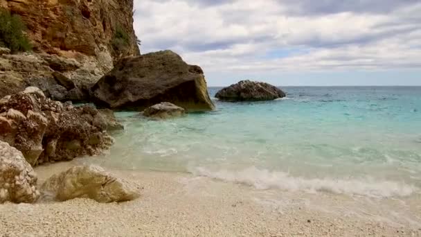Cala Biriala Baunei Ogliastra 有名なビーチ イタリアサルデーニャ ヌオーロ州オロセイ湾国立公園と世界遺産に登録されているGennargentu Cala Biriala — ストック動画