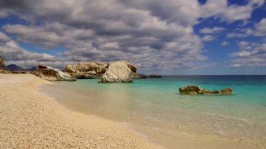 Cala Mariolu ünlü plajı. İtalya Sardinya Nuoro Eyaleti Orosei Körfezi Ulusal Parkı ve Gennargentu Cala Mariolu Dünya Mirası Listesi