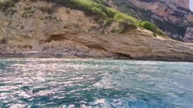 Cala Mariolu ünlü plajı. İtalya Sardinya Nuoro Eyaleti Orosei Körfezi Ulusal Parkı ve Gennargentu Cala Mariolu Dünya Mirası Listesi
