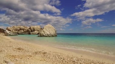 Cala Mariolu ünlü plajı. İtalya Sardinya Nuoro Eyaleti Orosei Körfezi Ulusal Parkı ve Gennargentu Cala Mariolu Dünya Mirası Listesi