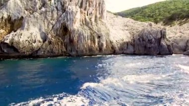 Portu Cuau 'nun dar sarp girişi Capo Monte Santo, Orosei Körfezi, Gennargentu Ulusal Parkı Ogliastra' nın doğu kıyısındaki kireçtaşı kayalarını kesti. 20 Mayıs 2019
