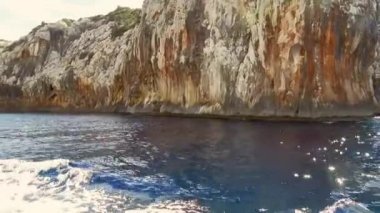 Portu Cuau 'nun dar sarp girişi Capo Monte Santo, Orosei Körfezi, Gennargentu Ulusal Parkı Ogliastra' nın doğu kıyısındaki kireçtaşı kayalarını kesti. 20 Mayıs 2019