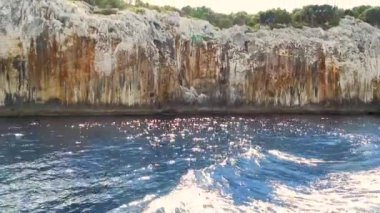 Portu Cuau 'nun dar sarp girişi Capo Monte Santo, Orosei Körfezi, Gennargentu Ulusal Parkı Ogliastra' nın doğu kıyısındaki kireçtaşı kayalarını kesti. 20 Mayıs 2019
