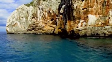 Portu Cuau 'nun dar sarp girişi Capo Monte Santo, Orosei Körfezi, Gennargentu Ulusal Parkı Ogliastra' nın doğu kıyısındaki kireçtaşı kayalarını kesti. 20 Mayıs 2019